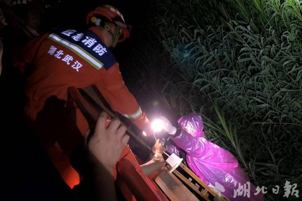 MOM操盘网 炸机了！男孩为捡飞机被困江滩，芦苇丛暗藏淤泥陷阱