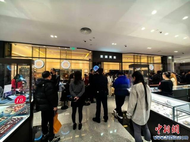 排队中的老铺黄金。 左雨晴 摄